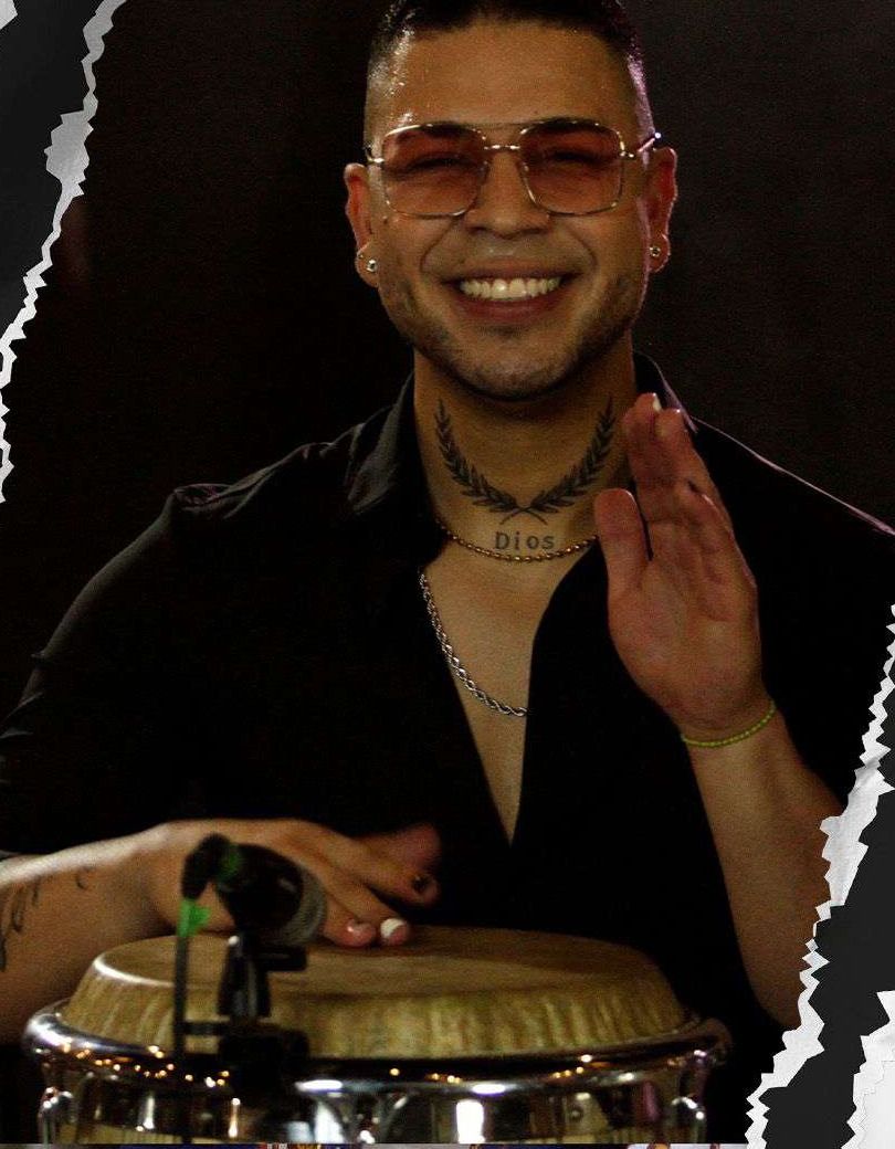 Franco Lemus sonriendo junto a su conga