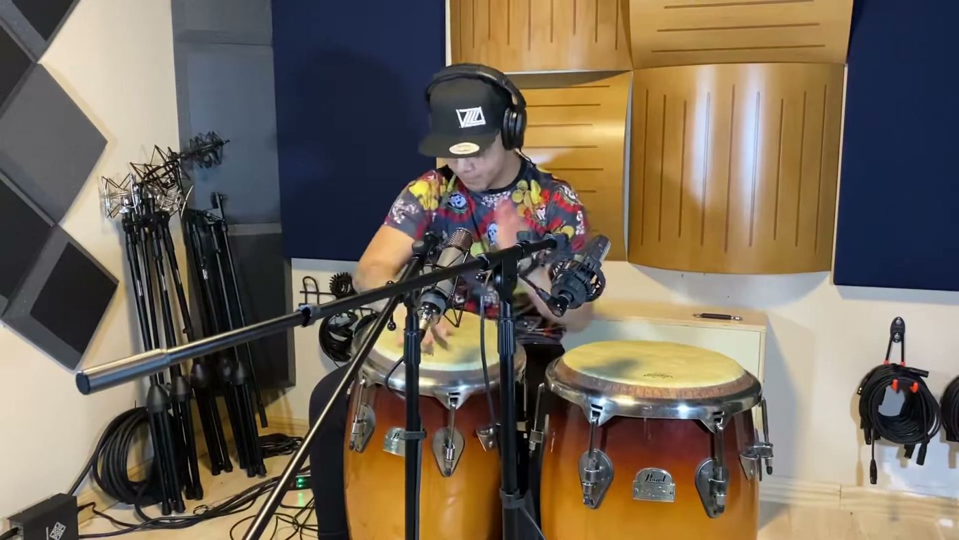 Franco grabando congas de latin jazz