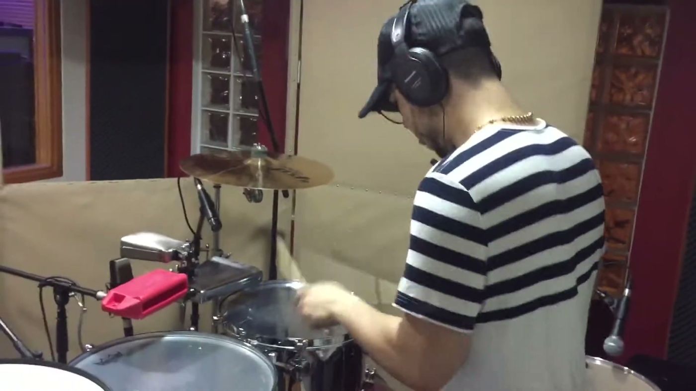 Franco grabando timbal en el estudio