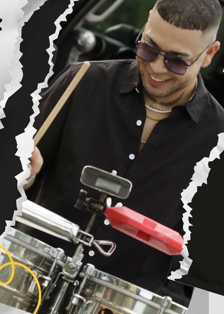 Franco en el timbal, sonriendo