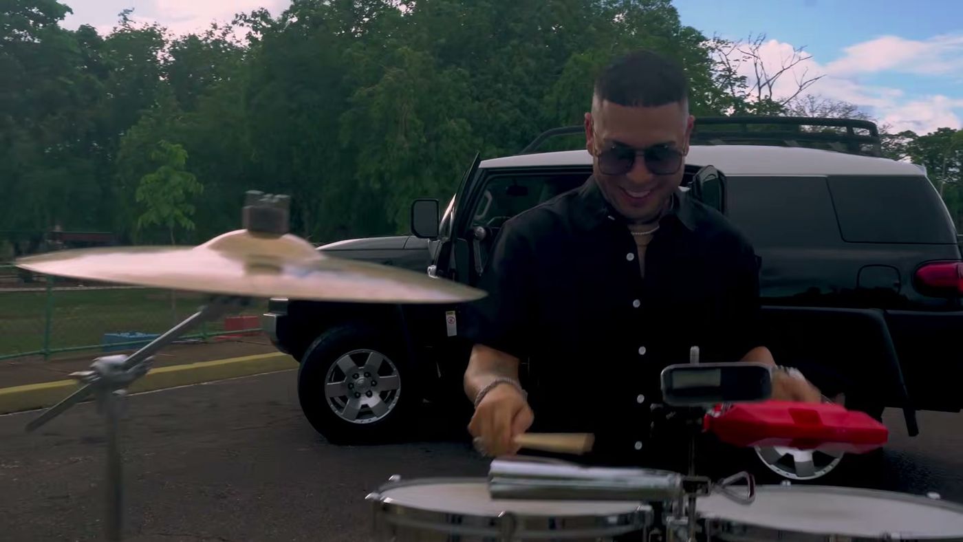 Franco tocando el timbal al aire libre